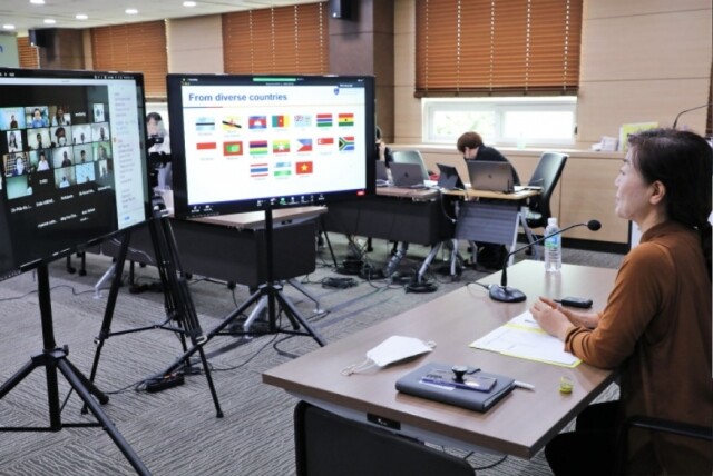 WCO 회원국 대상 전자상거래 제도 비대면 연수회에서 인사말을 하는 조은정 관세인재개발원장 2.jpg