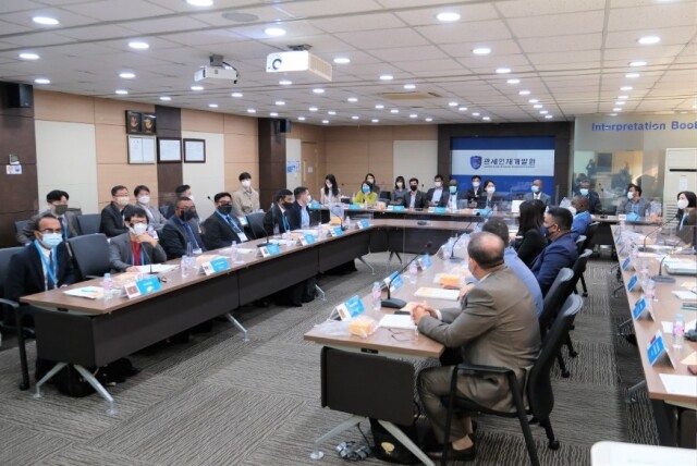 24일 관세인재개발원이 개최한 제25차 관세행정 능력배양 연수회에서 각국 세관공무원들이 개막식에 참석하고 있다..jpg