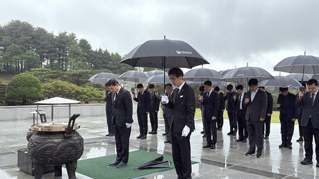 “태극기 한 장씩 꽂으며 감사 되새겼다”…한국교육시설안전원, 현충원 봉사 정례화