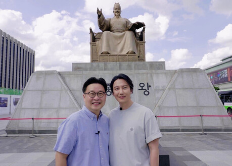 배우 김남길·서경덕 교수, 스페인 한글학교에 노트북·교육기자재 기증…한글 세계화 지원