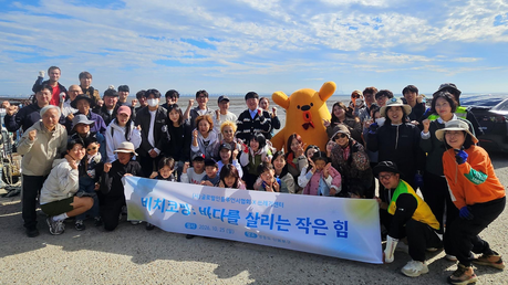 진콘, 인플루언서 50여 명과 영종도 해변 정화활동…환경보호 캠페인 개최